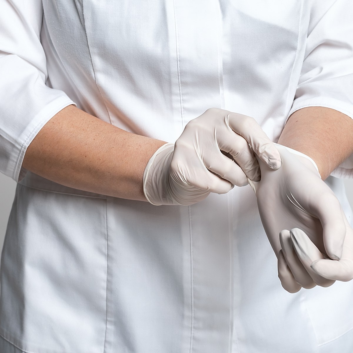 Guantes de látex desechables en uso sanitario