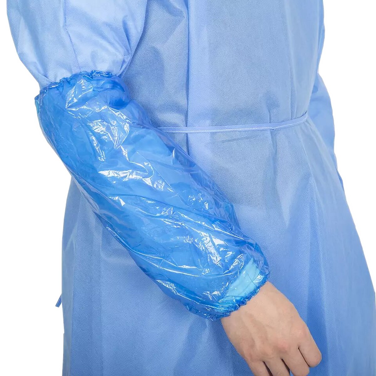 Manguito desechable de plástico azul puesto en el brazo